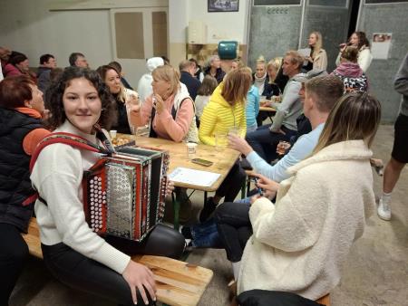 Za veselo razpoloženje je poskrbela  odlična harmonikarica Maja Plevel